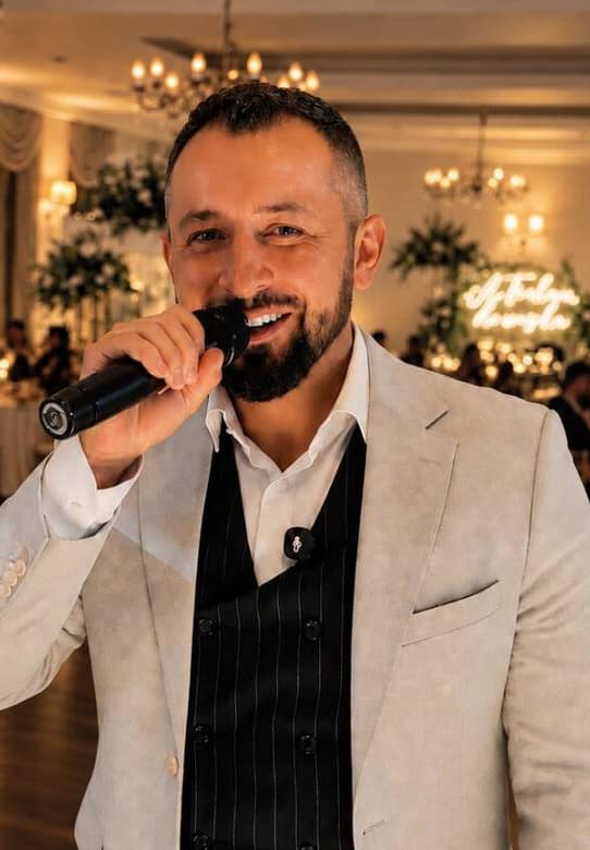 Pozytywny DJ podczas prowadzenia wesela
