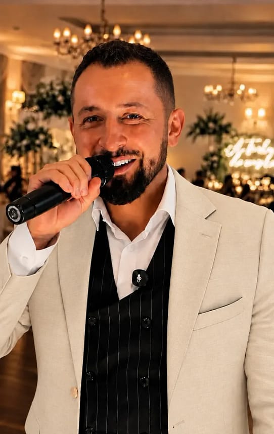 Pozytywny DJ podczas prowadzenia wesela