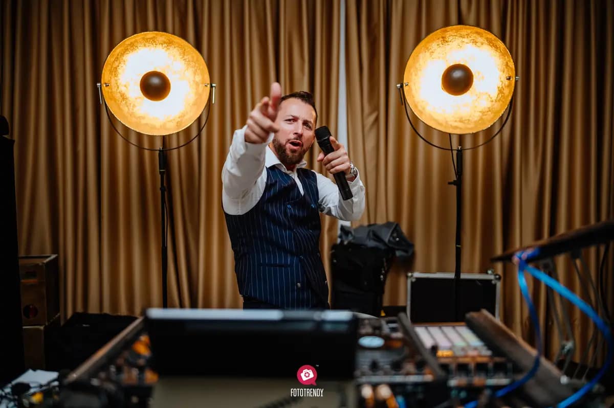 dj-na-wesele-slask-pozytywny-dj-prowadzenie-imprezy-mikrofon