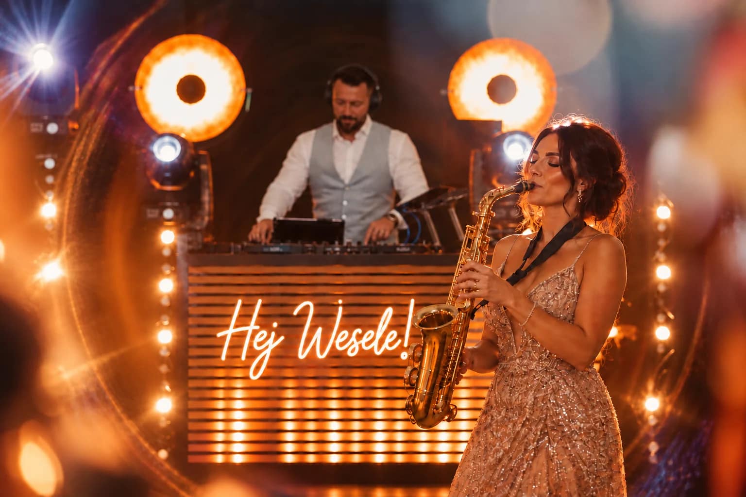 Pozytywny DJ i saksofonistka podczas wspólnego występu na weselu