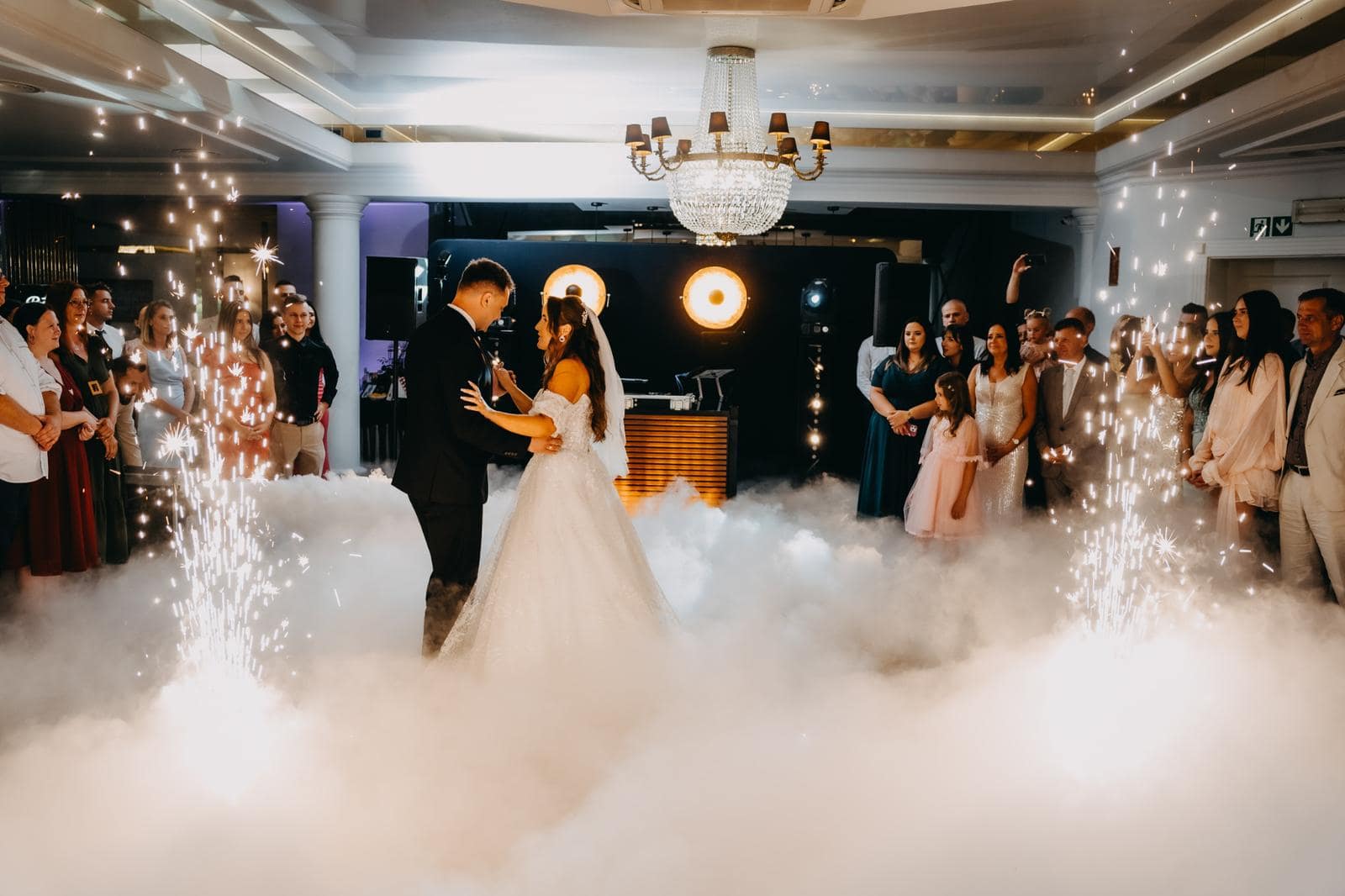 Pierwszy taniec w ciężkim dymie w Białym Domu w Paniówkach