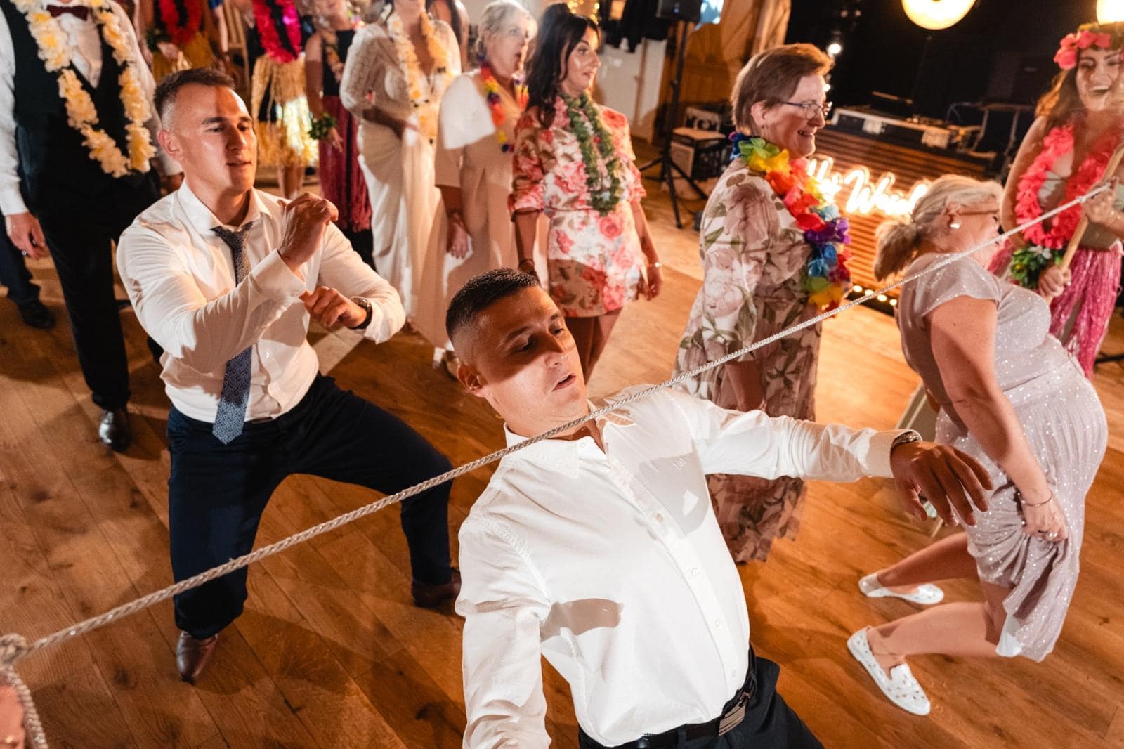 zabawa limbo podczas realizacji Pozytywnego DJ-a