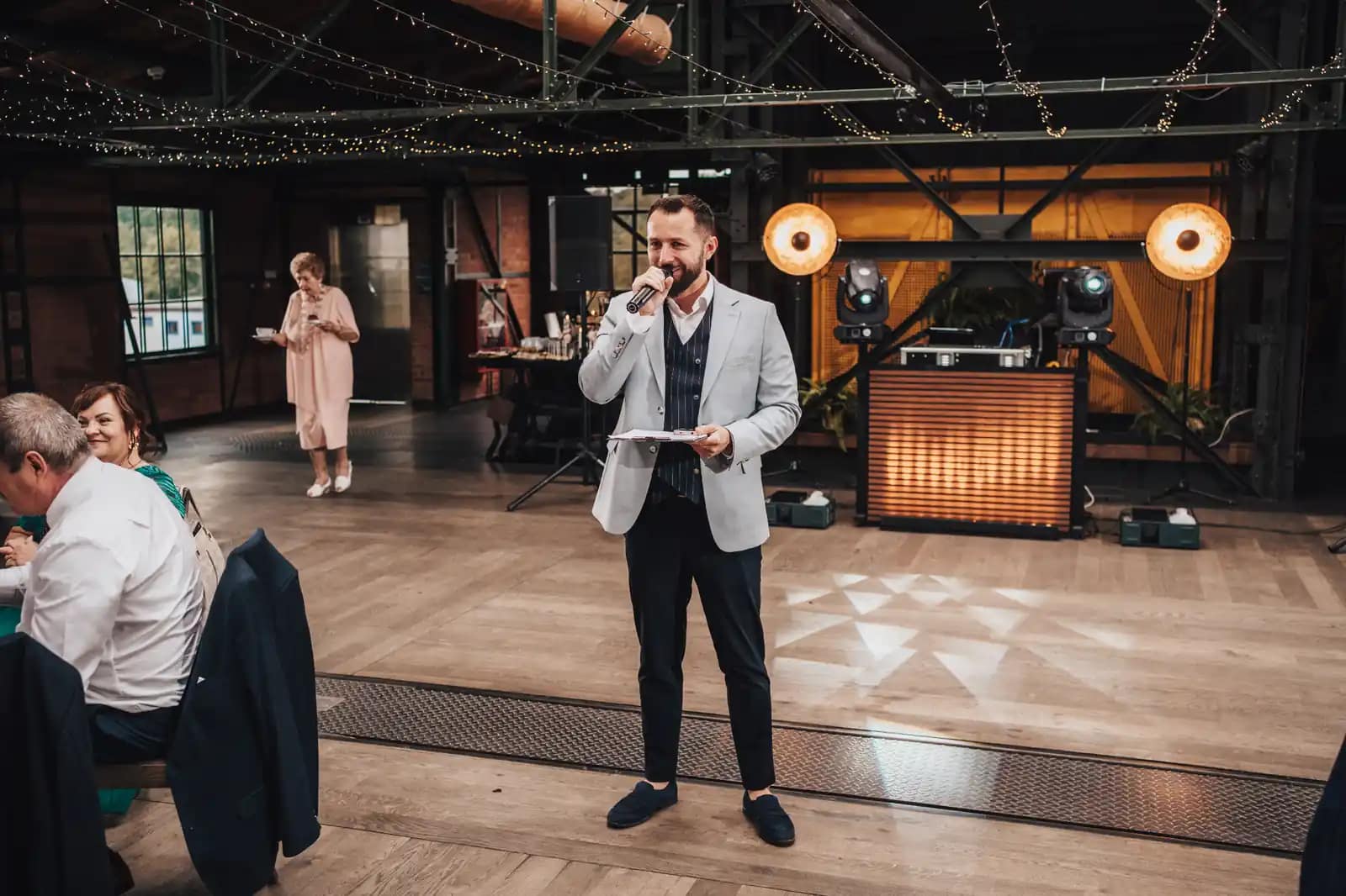 Pozytywny DJ prowadzi wesele w Szybie Maciej