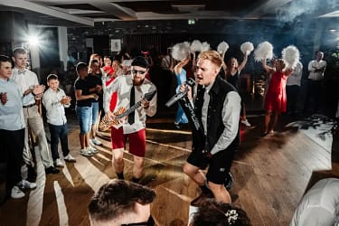 dj-na-wesele-slask-zabawa-z-gitara Zabawa weselna z gitarą i animacjami – DJ na wesele Śląsk
